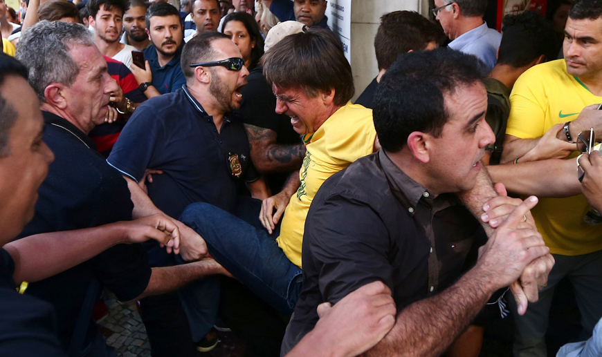 Atacan con un cuchillo al candidato brasileño Jair Bolsonaro