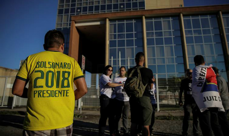 Bolsonaro crece en las encuestas y Lula se baja de las elecciones