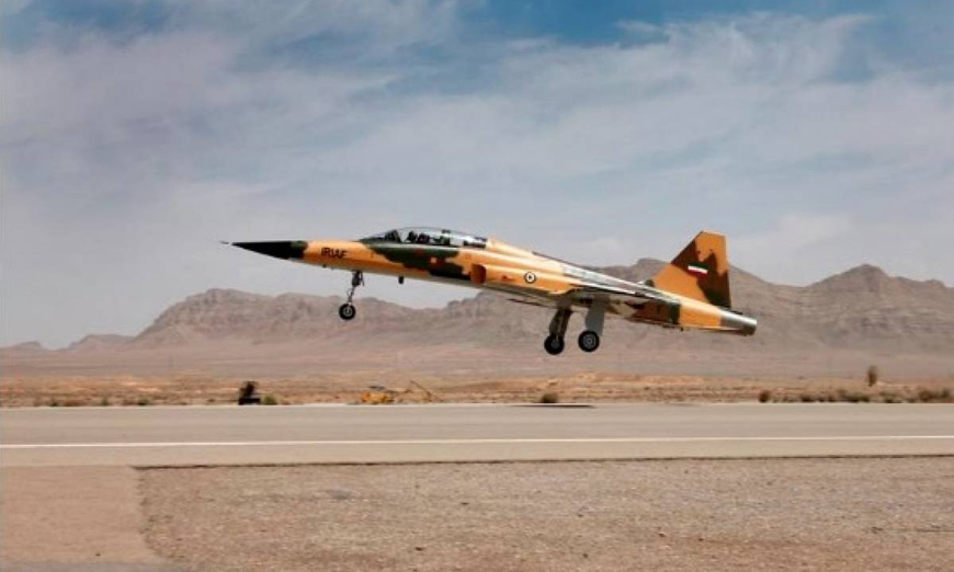 Irán presenta su primer avión de combate de producción nacional