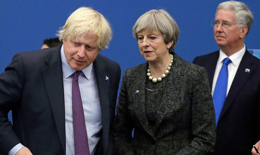 Johnson renuncia como canciller y golpea al Brexit de May