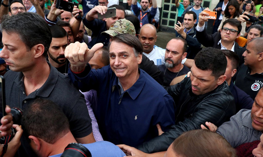 Bolsonaro se acerca a la presidencia de Brasil y continúan las polémicas por su extremismo