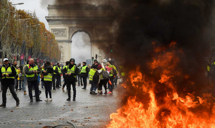 Los “chalecos amarillos” convocan a una masiva protesta en París contra Macron