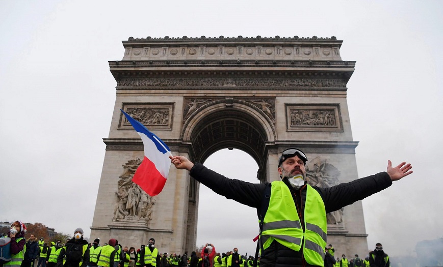 Macron analiza decretar estado de emergencia tras las violentas manifestaciones en Paris