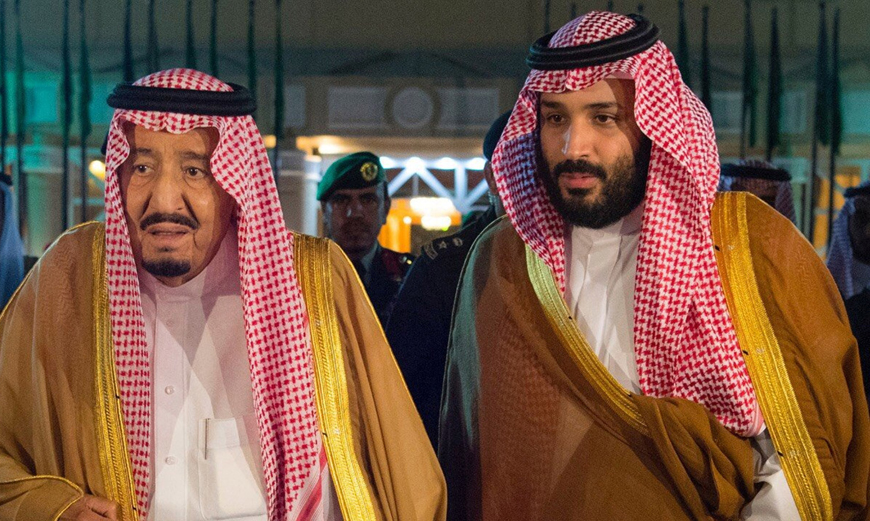 El rey saudita Salmán remodela su gabinete y fortalece al príncipe heredero