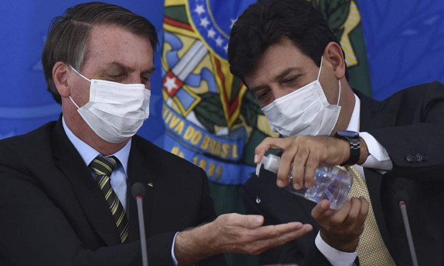 Bolsonaro despide al Ministro de Salud