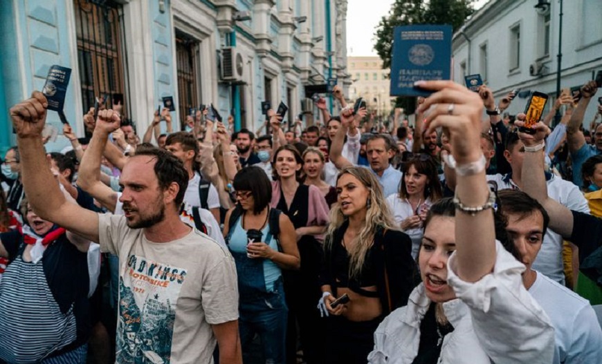 Lukashenko arrasa en las elecciones pero los rumores de fraude empujan a la oposición a las calles de Bielorrusia