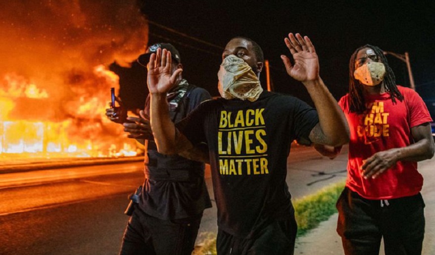 Siguen los disturbios en Wisconsin luego de que un afroamericano recibiera siete disparos a manos de la policía