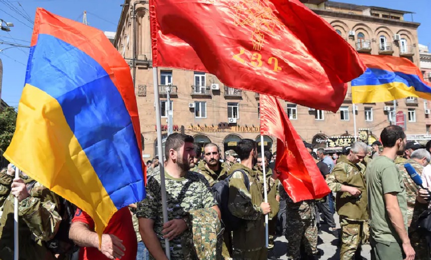 Se intensifica el enfrentamiento entre Armenia y Azerbaiyán por el enclave de Nagorno-Karabaj