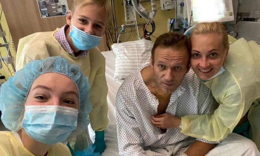 El opositor ruso envenenado despierta del coma y se recupera en Berlín