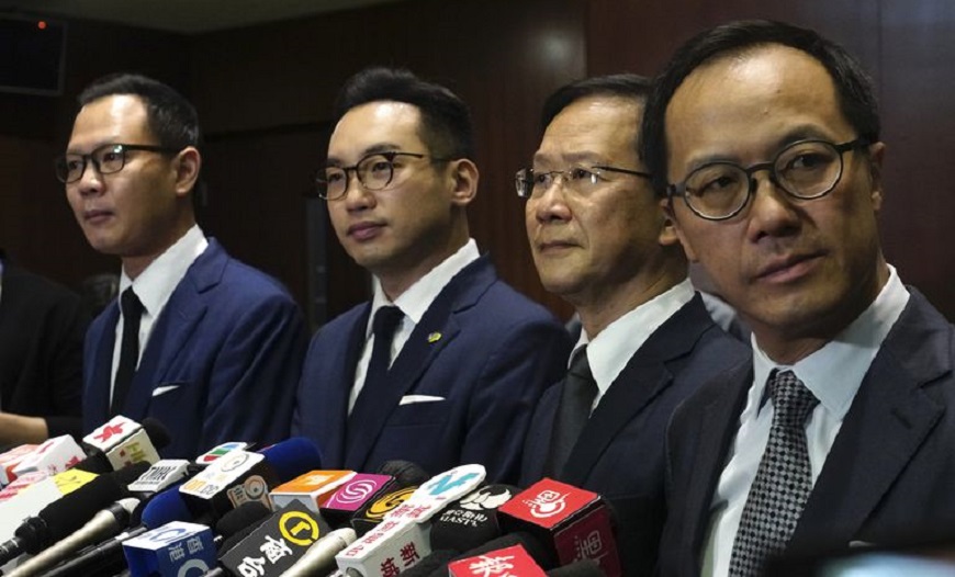 China fuerza la salida de diputados pro democracia y desencadena la renuncia de toda la oposición en Hong Kong