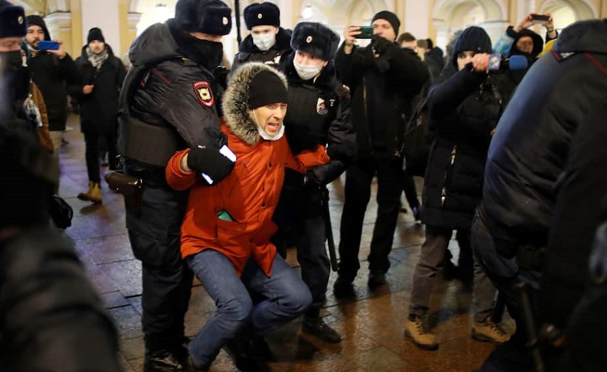 El Kremlin detiene a activistas opositores cercanos a Navalny