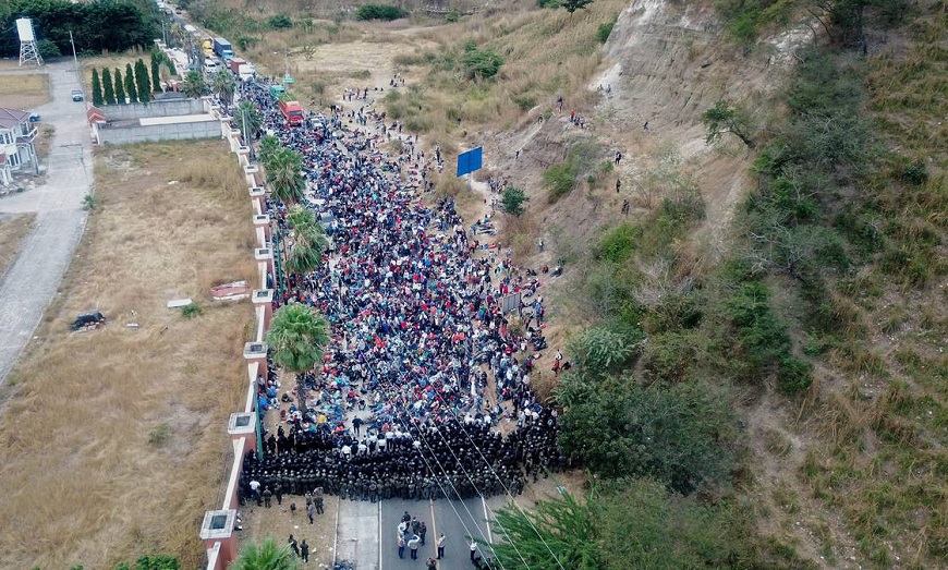 Guatemala frustra caravana de migrantes hondureños hacia Estados Unidos