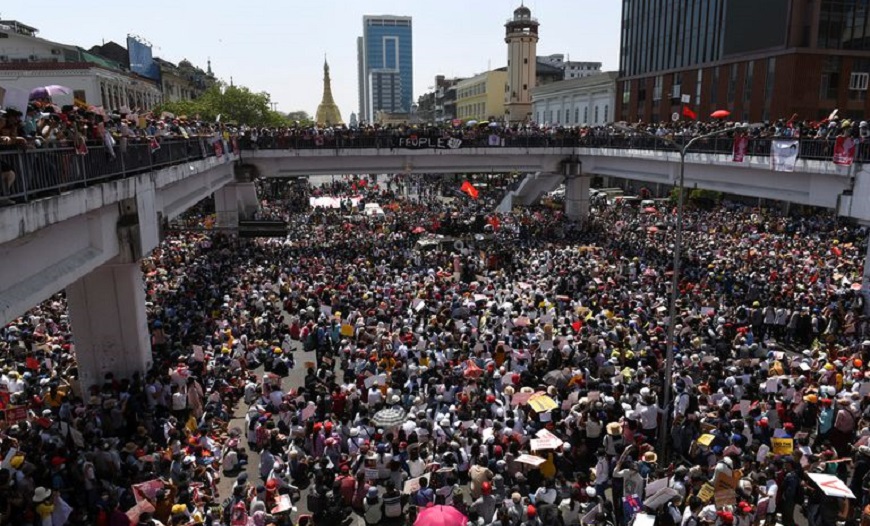 Myanmar: Miles de manifestantes persisten en las protestas contra la junta militar