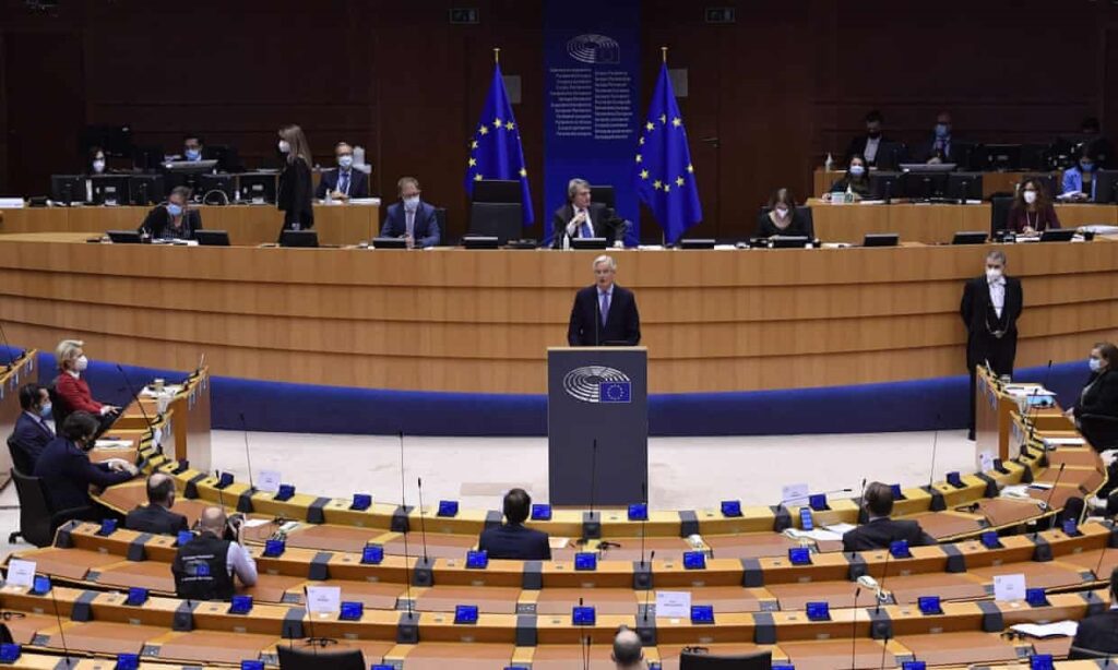 El Parlamento Europeo aprueba el acuerdo post-Brexit por amplia mayoría