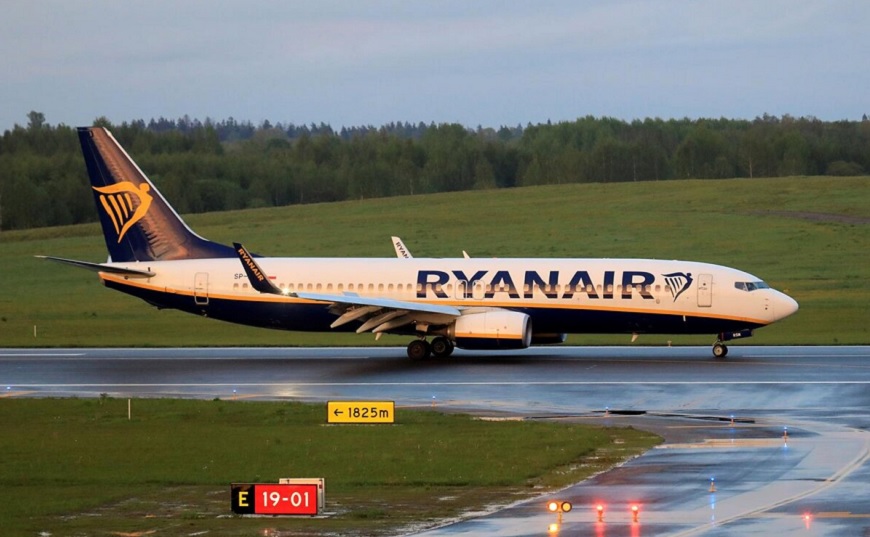 Bielorrusia obliga a aterrizar a un avión para detener a un disidente y recibe la condena de la UE