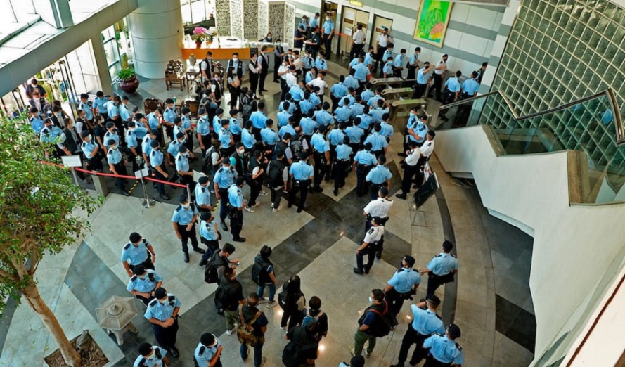 Hong Kong allana las oficinas de un diario prodemocrático y arresta a cinco directivos