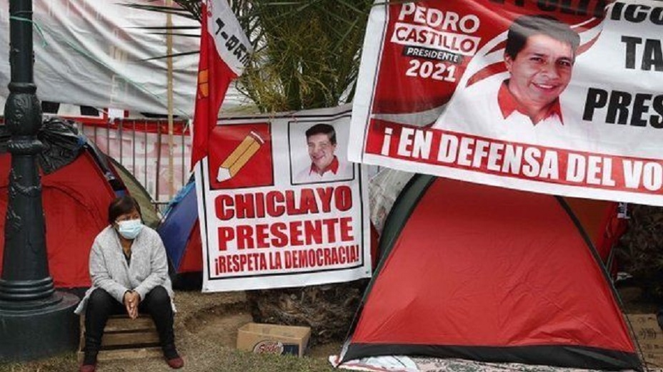La renuncia de un juez del tribunal electoral frena la proclamación del presidente en Perú