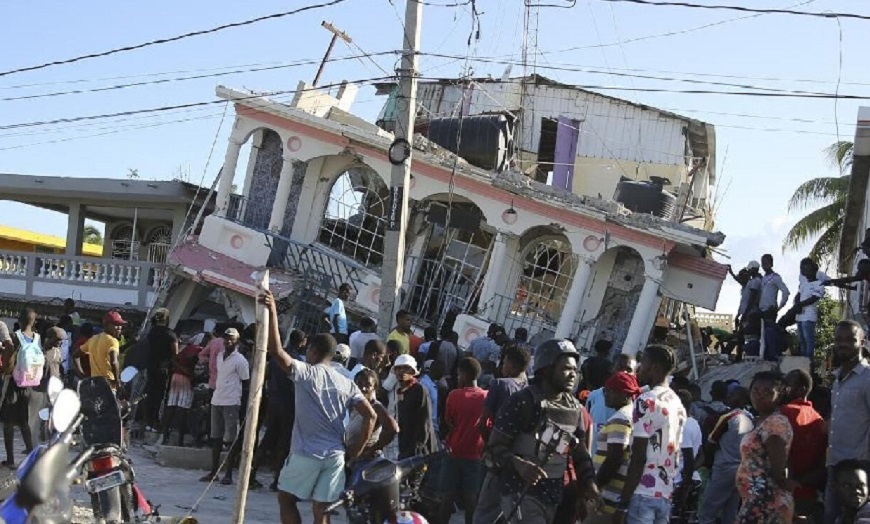 Haití busca supervivientes del terremoto mientras se prepara para el golpe de una tormenta tropical