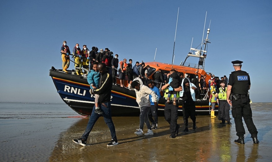 Reino Unido amenaza con devolver a los inmigrantes irregulares al otro lado del Canal de la Mancha