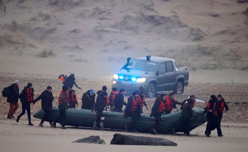 Casi treinta migrantes mueren al naufragar en el Canal de la Mancha