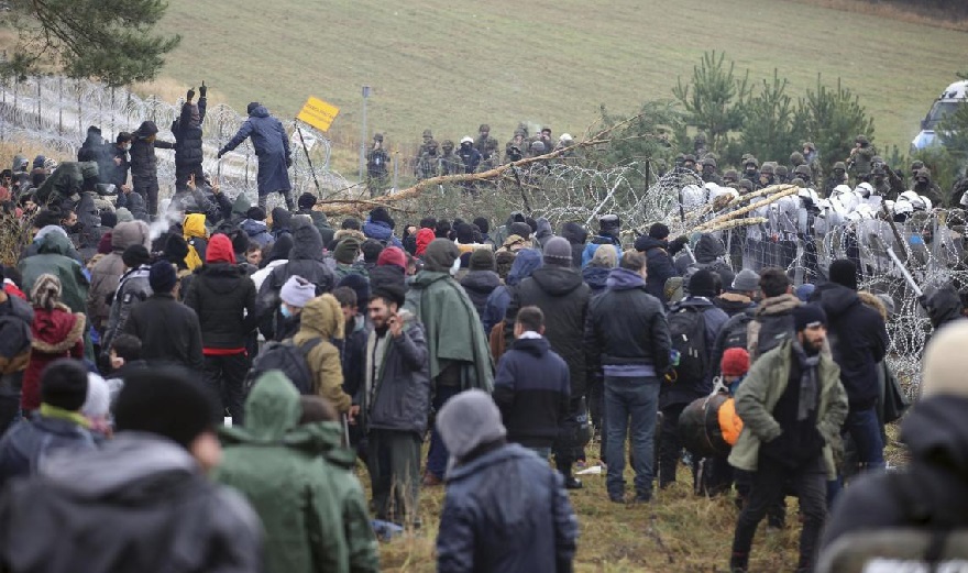 La presencia de cientos de migrantes eleva la tensión en la frontera entre Polonia y Bielorrusia