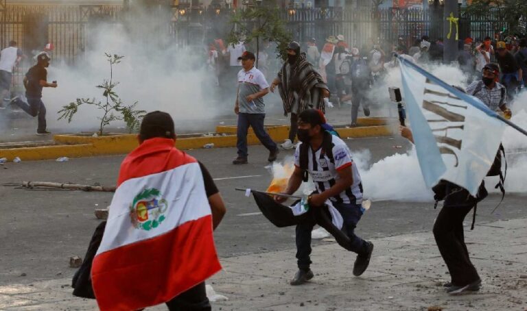El Gobierno peruano continúa asediado por las protestas