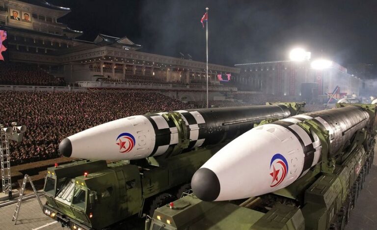 Corea del Norte exhibe misiles en desfile militar