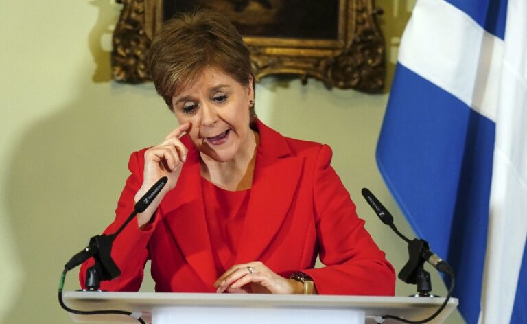 Escocia: Dimite Nicola Sturgeon