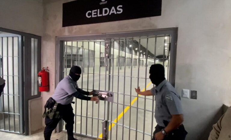Petro y Bukele se cruzaron por la megacárcel salvadoreña