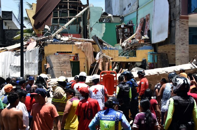 Terremoto en Ecuador deja al menos 15 muertes