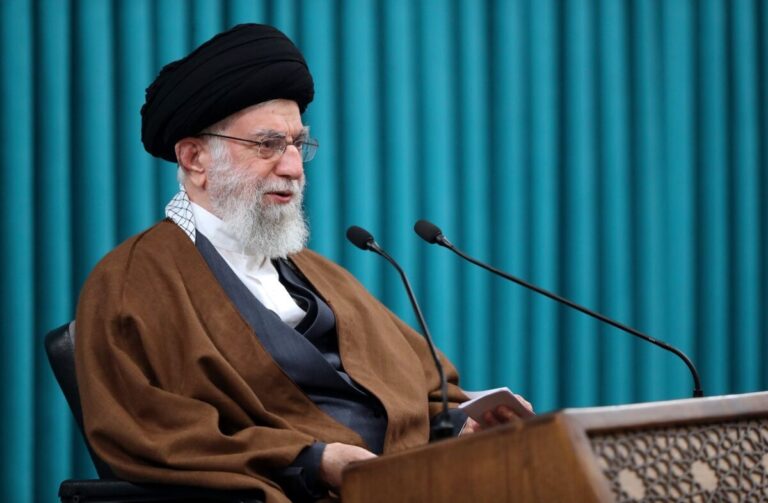 El líder supremo de Irán amenazó a Trump si apoya a Israel