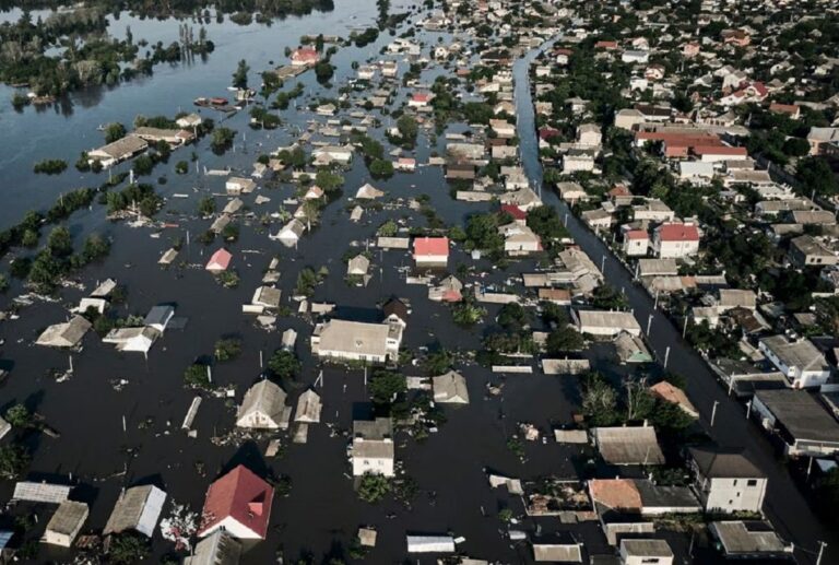 Rusia enterró en fosas comunes a víctimas de inundaciones