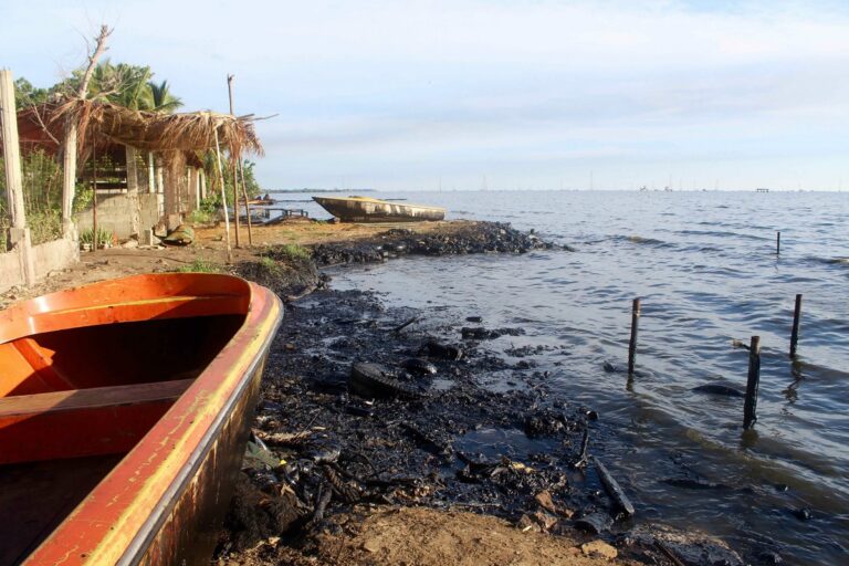 PDVSA en la mira por derrame de petróleo