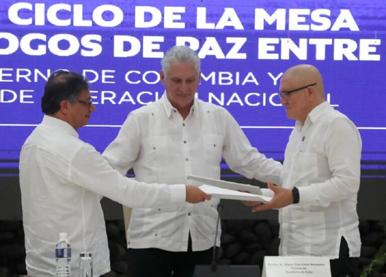 Petro y el ELN acuerdan cese al fuego por seis meses