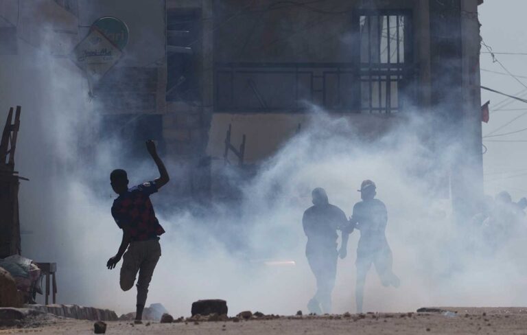 Senegal: 9 muertos tras condena a líder opositor