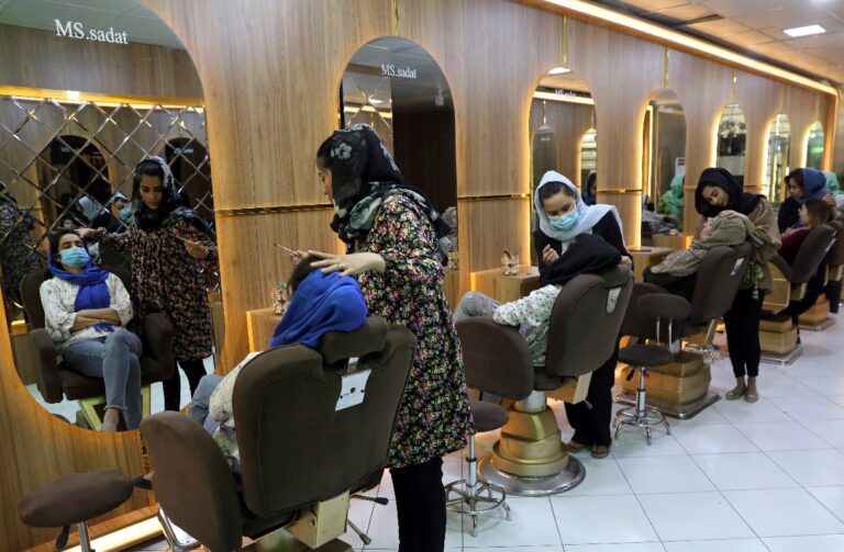 Afganistán: Talibanes prohíben los salones de belleza