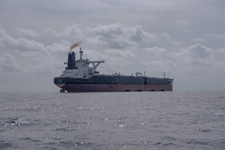 Irán ataca a tiros a buques petroleros en el Golfo de Omán