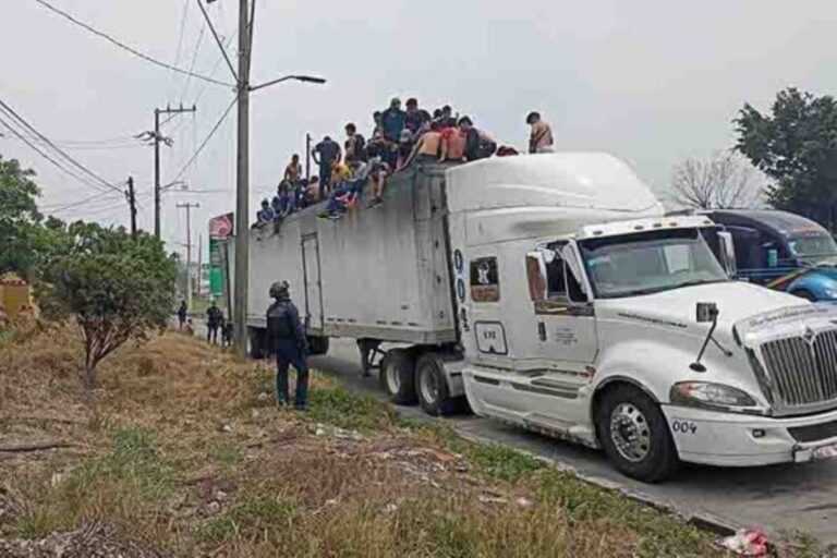 México: 303 migrantes hallados en cajas de camiones