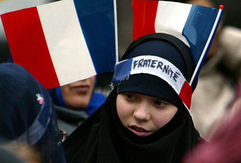 Francia prohíbe el uso de túnicas en las escuelas