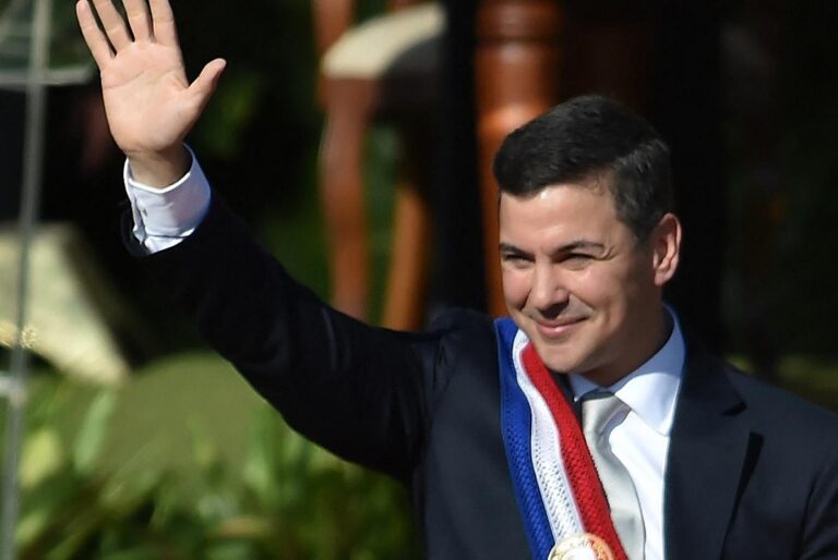 Santiago Peña asumió la presidencia de Paraguay