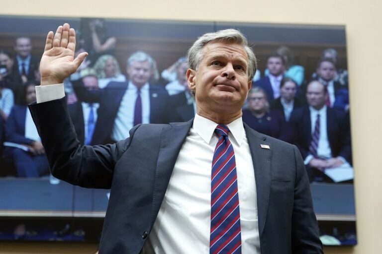 FBI: Hay muchos espías rusos en Estados Unidos