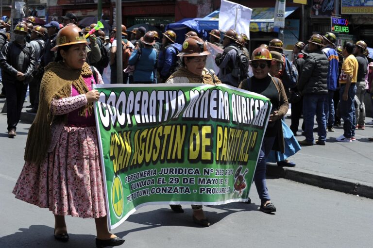Bolivia: Mineros protestan por la explotación de oro