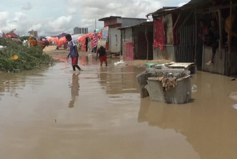 Cuerno de África: Miles de desplazados por inundaciones