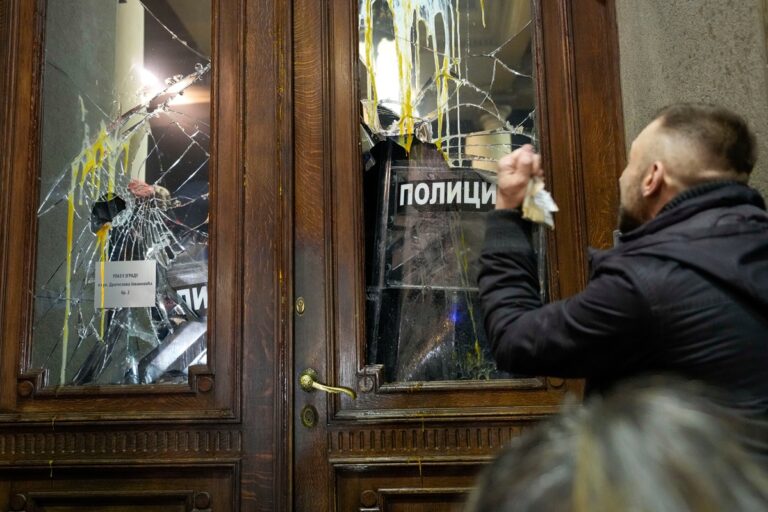 Rusia acusa a Occidente de fomentar las protestas en Serbia