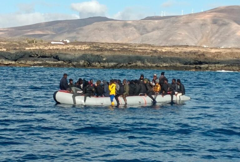 Marruecos rescató a 53 migrantes que intentaban cruzar a Islas Canarias