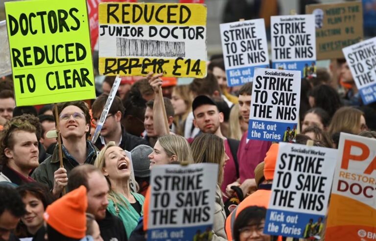 Médicos protagonizan una huelga histórica en Inglaterra