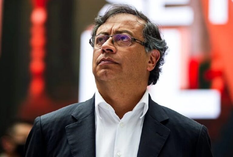Petro amenazó con promover una reforma constitucional