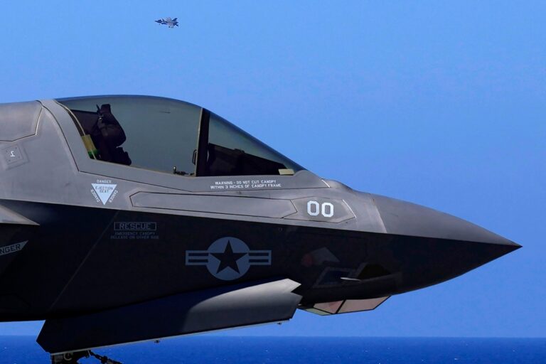 Japón transformará puertos y aeropuertos en bases militares