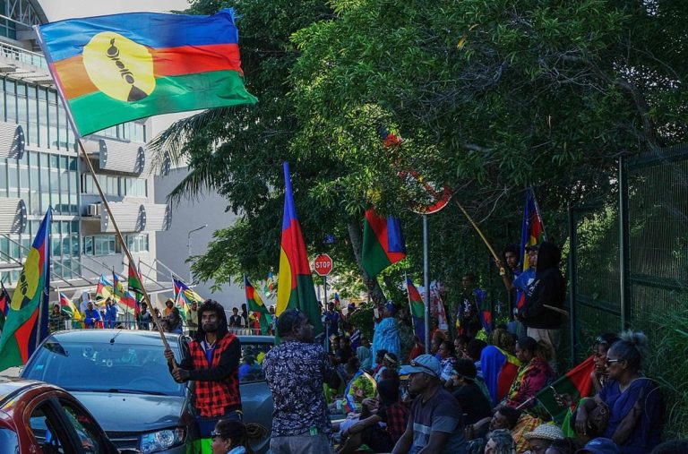 Nueva Caledonia: Macron debió levantar el estado de excepción