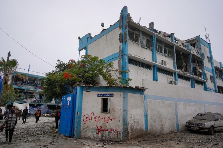 Gaza: casi 40 muertos en ataque a escuela